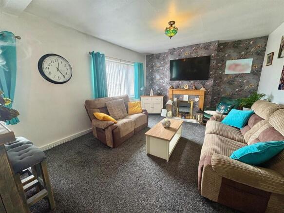 2 bed Flat for sale Image 2