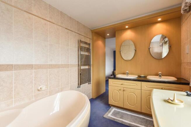 EN SUITE BATHROOM