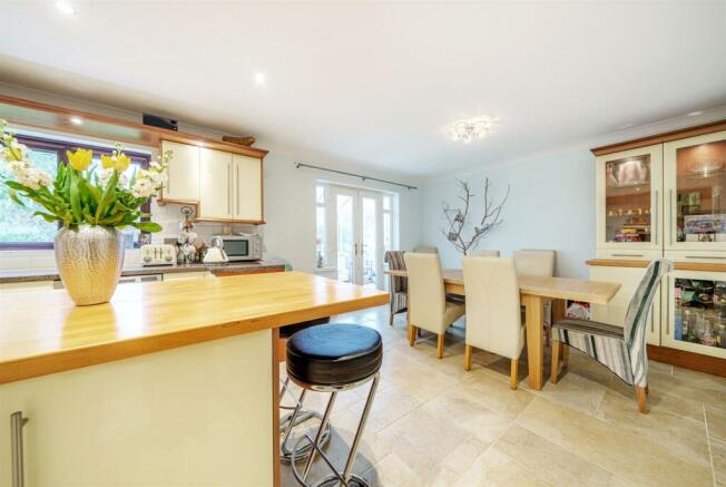 Breakfast Bar/Dining
