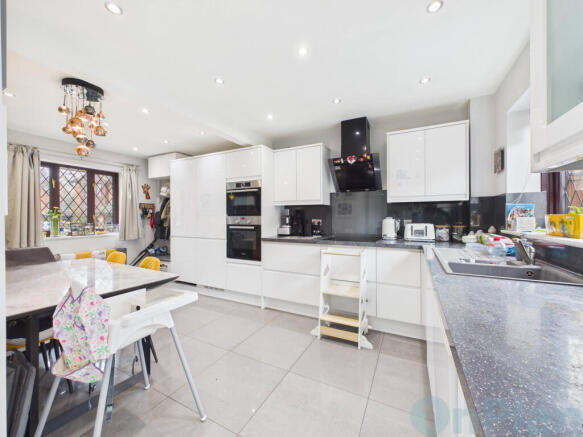 CAM04024G0-PR0050-STILL015