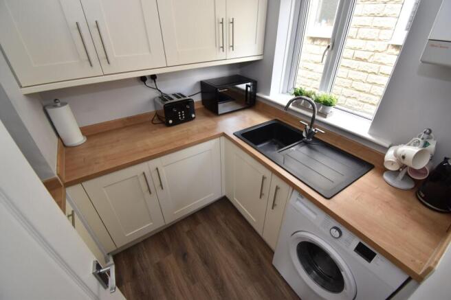 2 bed Apartment to rent Image 4