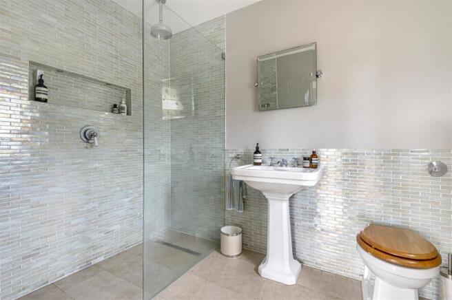 Ensuite Bedroom 1.jpg