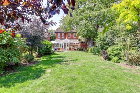 * SEA AND PARK VIEWS * Chalkwell Avenue, Westcliff-On-Sea