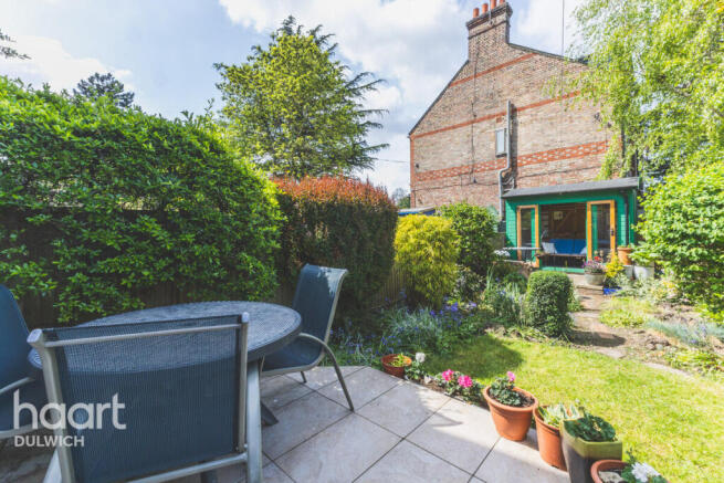 2-bed flat on Lordship Lane, London, £725,000