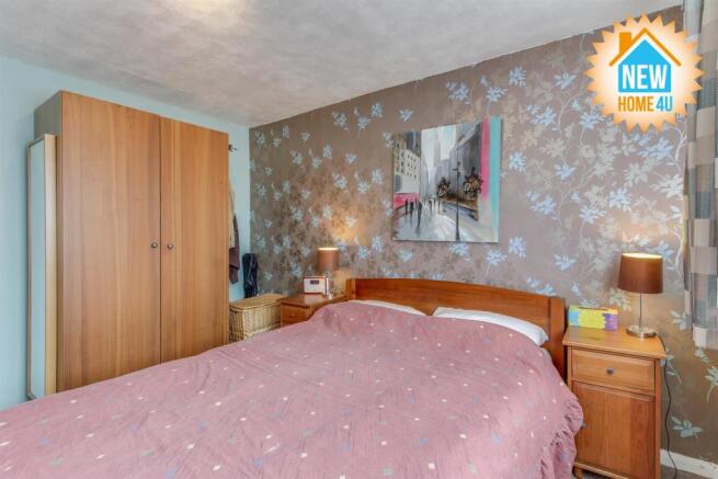 MAIN BEDROOM: