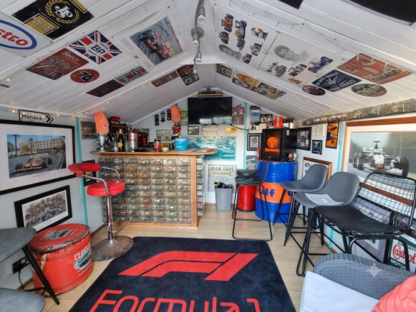 SUMMER HOUSE/BAR