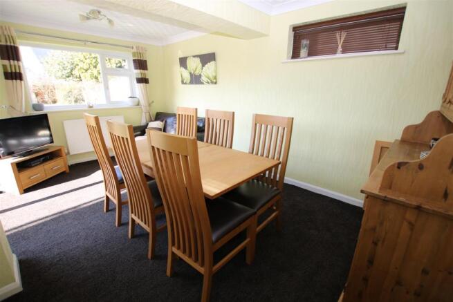 DINING/FAMILY ROOM