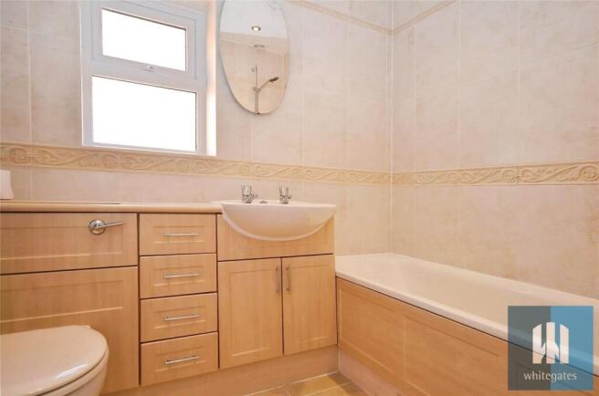 4 bed Semi-Detached to rent Image 8