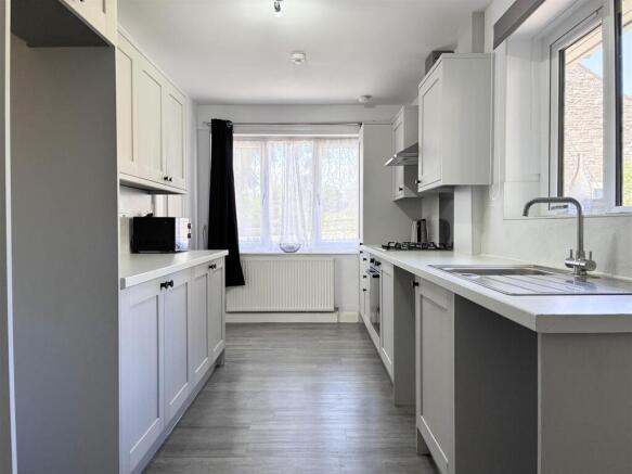 5 bed Detached to rent Image 4