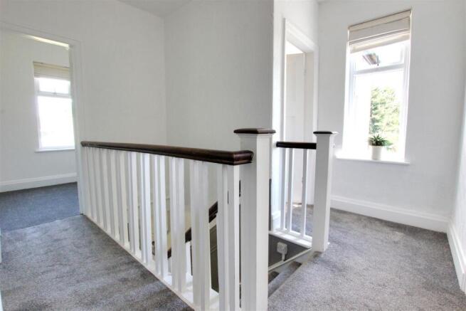 5 bed Detached for sale Image 11