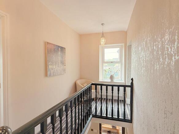 6 bed Detached for sale Image 10