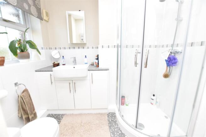 EN SUITE SHOWER ROOM