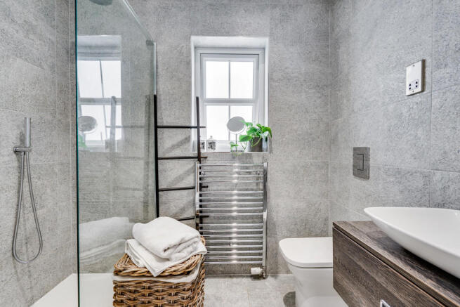 Ensuite to master...