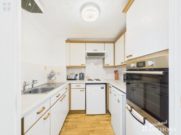 CAM03218G0-PR0593-STILL013