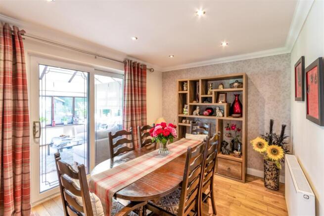 4 bed Bungalow for sale Image 7