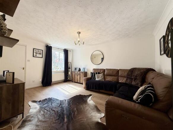 3 bed Detached to rent Image 3