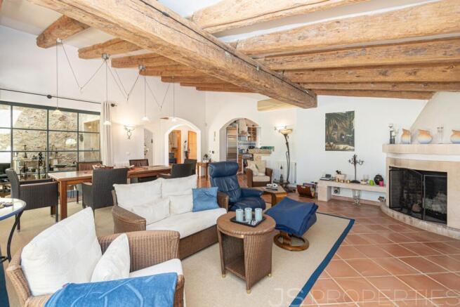 Charming villa in a peaceful residential community with pool