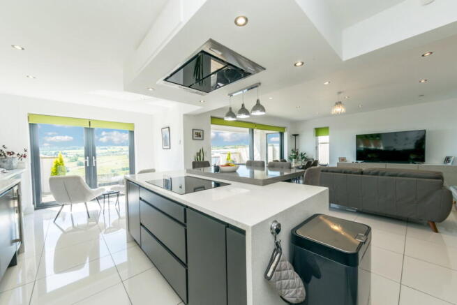 5 bed Detached for sale Image 8