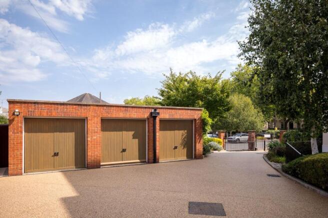 En bloc Garage (first from left)
