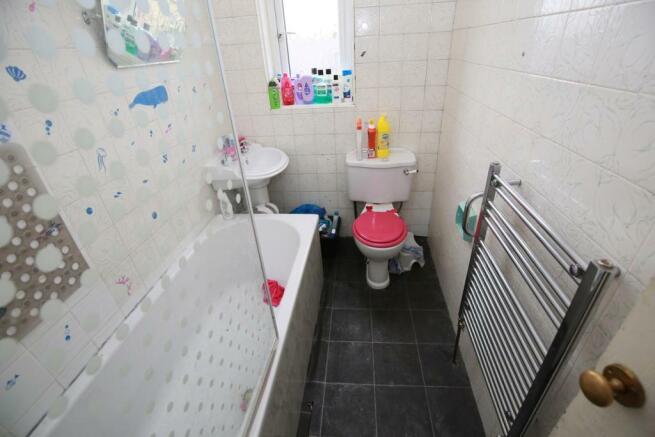 4_Bathroom.jpg