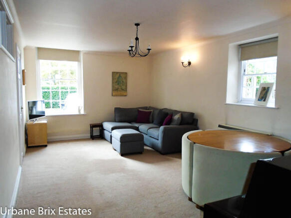 Lounge/Dining Area