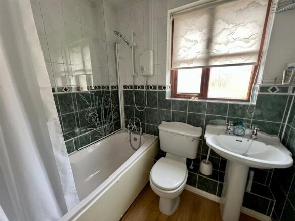 11 King charles bathroom.jpg