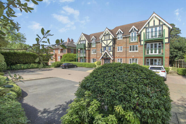 Three Double Bedroom 1st Floor Flat To Rent