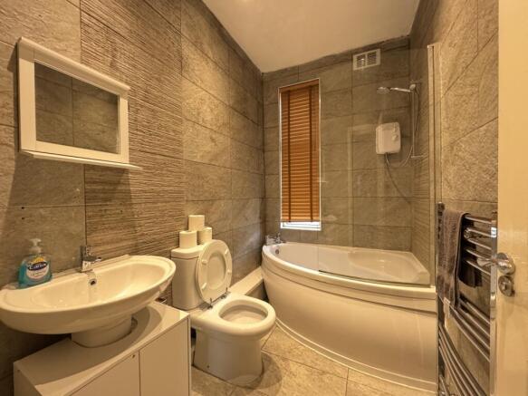 4 bed Terraced to rent Image 6