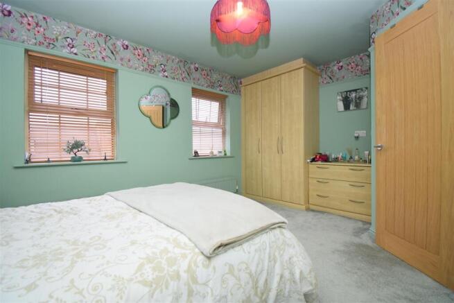4 bed Town House to rent Image 12