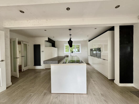 5 bed Detached for sale Image 9