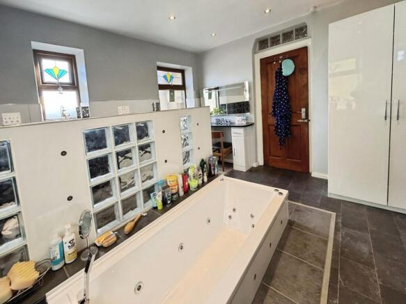 4 bed Detached for sale Image 12