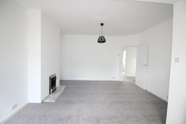 37 Monkseaton Dr-Lounge2.JPG