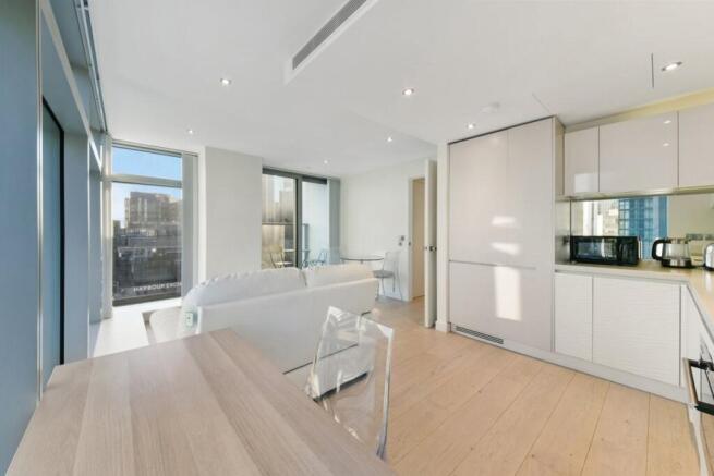 lIIVNG aREA -East To