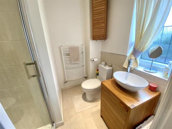 EN-SUITE SHOWER ROOM