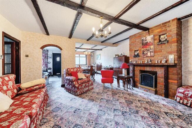 Lounge/Dining Room: