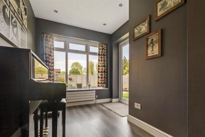 4 bed Link Detached House for sale Image 10