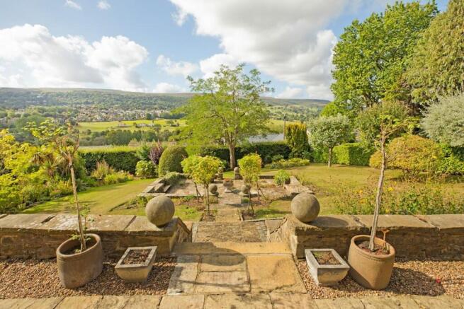 5 bed Detached for sale Image 11