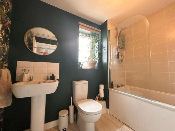 family-bathroom_0...