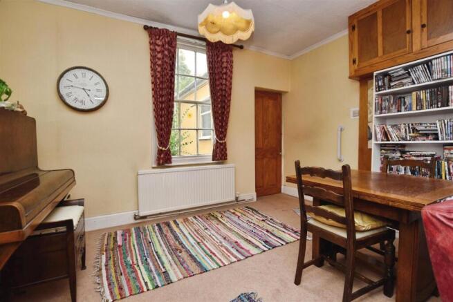 5 bed Semi-Detached for sale Image 10