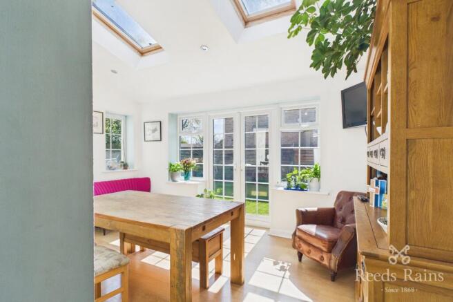 4 bed Semi-Detached for sale Image 3