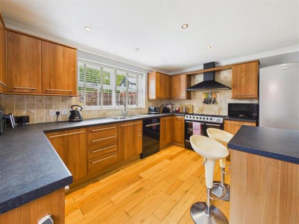 4 bed Detached for sale Image 8