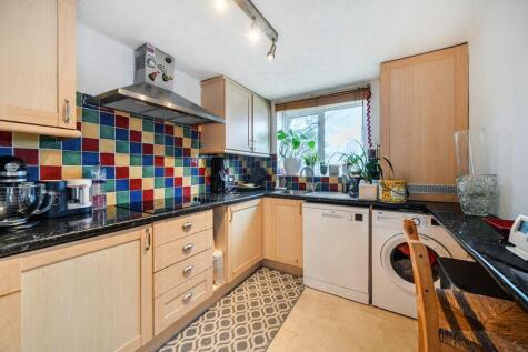Farnborough Road, Farnham, GU9 9BD