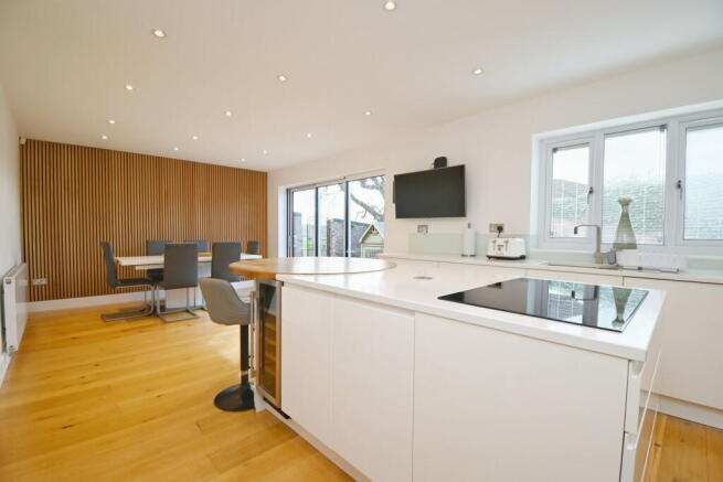 4 bed Detached for sale Image 7