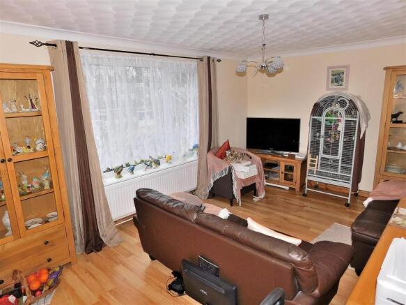 LIVING ROOM 1.JPG
