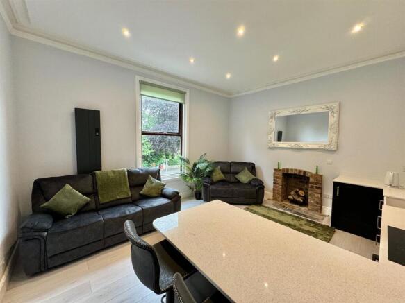 LOUNGE KITCHEN
