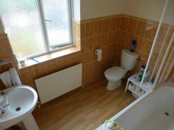 FAMILY BATHROOM: