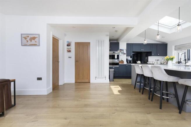 5 bed Detached for sale Image 9