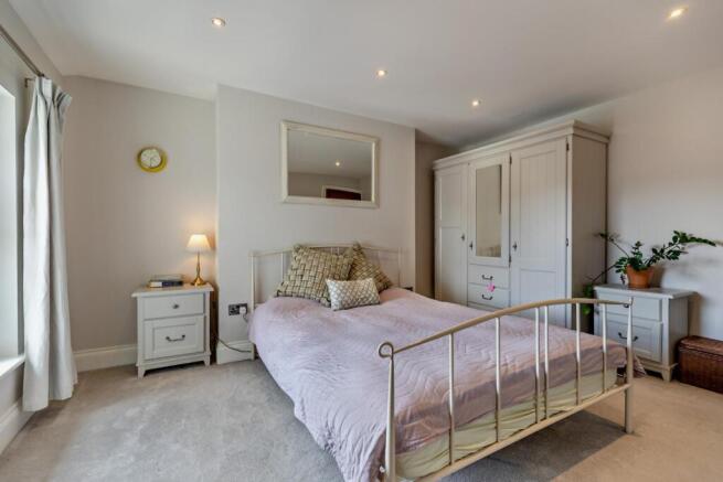 4 bed Apartment for sale Image 9