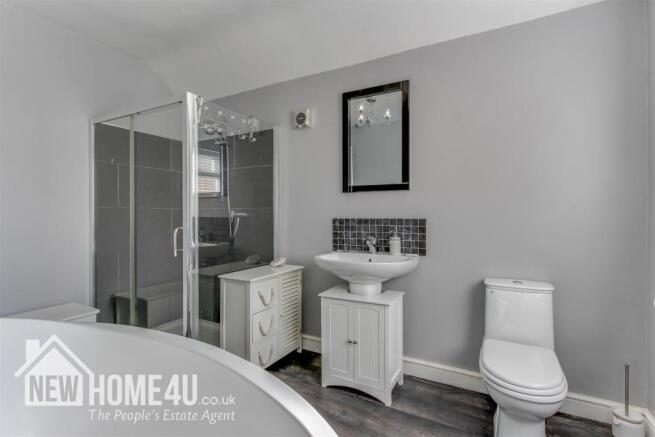 FAMILY BATHROOM: