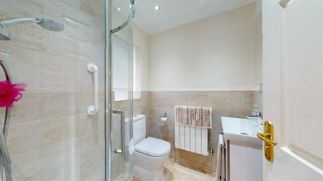 EN-SUITE SHOWER ROOM